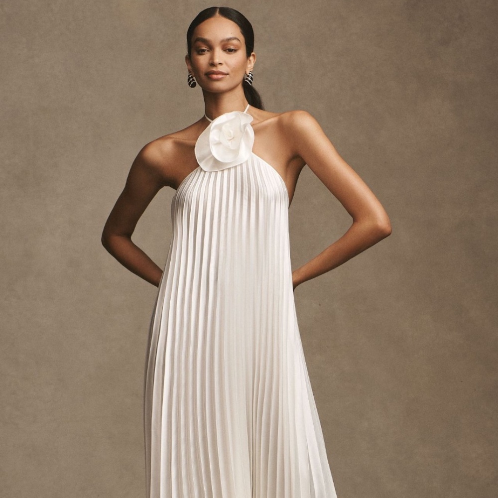 Elegant White Pleated Wedding Dress